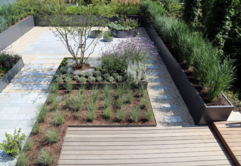 Moderne Garten- und Terrassengestaltung im Materialmix